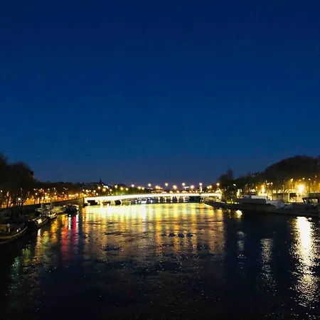 Cosy Eiffel Tower Design דירה