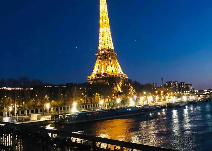 Cosy Eiffel Tower Design París