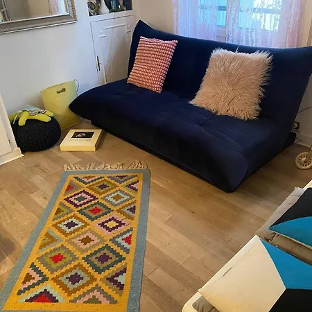 Cosy Eiffel Tower Design *