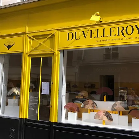 Cosy Eiffel Tower Design Apartment