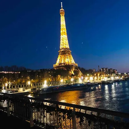 Cosy Eiffel Tower Design Париж