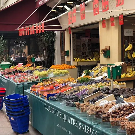Cosy Eiffel Tower Design París