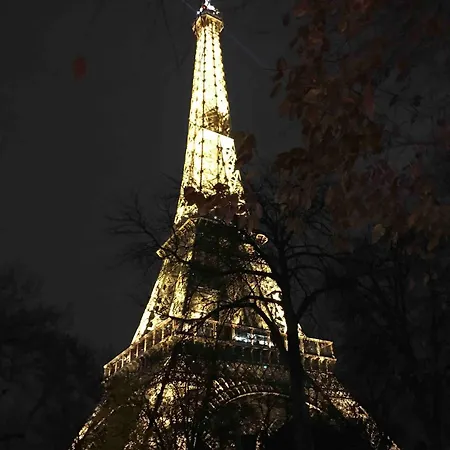 Cosy Eiffel Tower Design Paryż