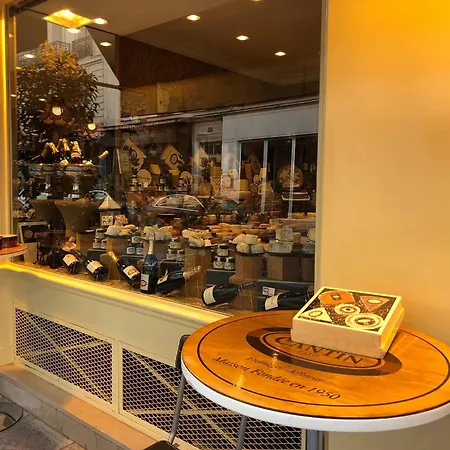 Cosy Eiffel Tower Design Apartament